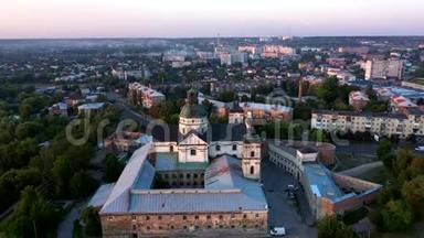 中世纪天主教古堡——乌克兰伯迪希夫市的<strong>一座城</strong>堡.. 赤脚卡梅尔人修道院。 空中飞行